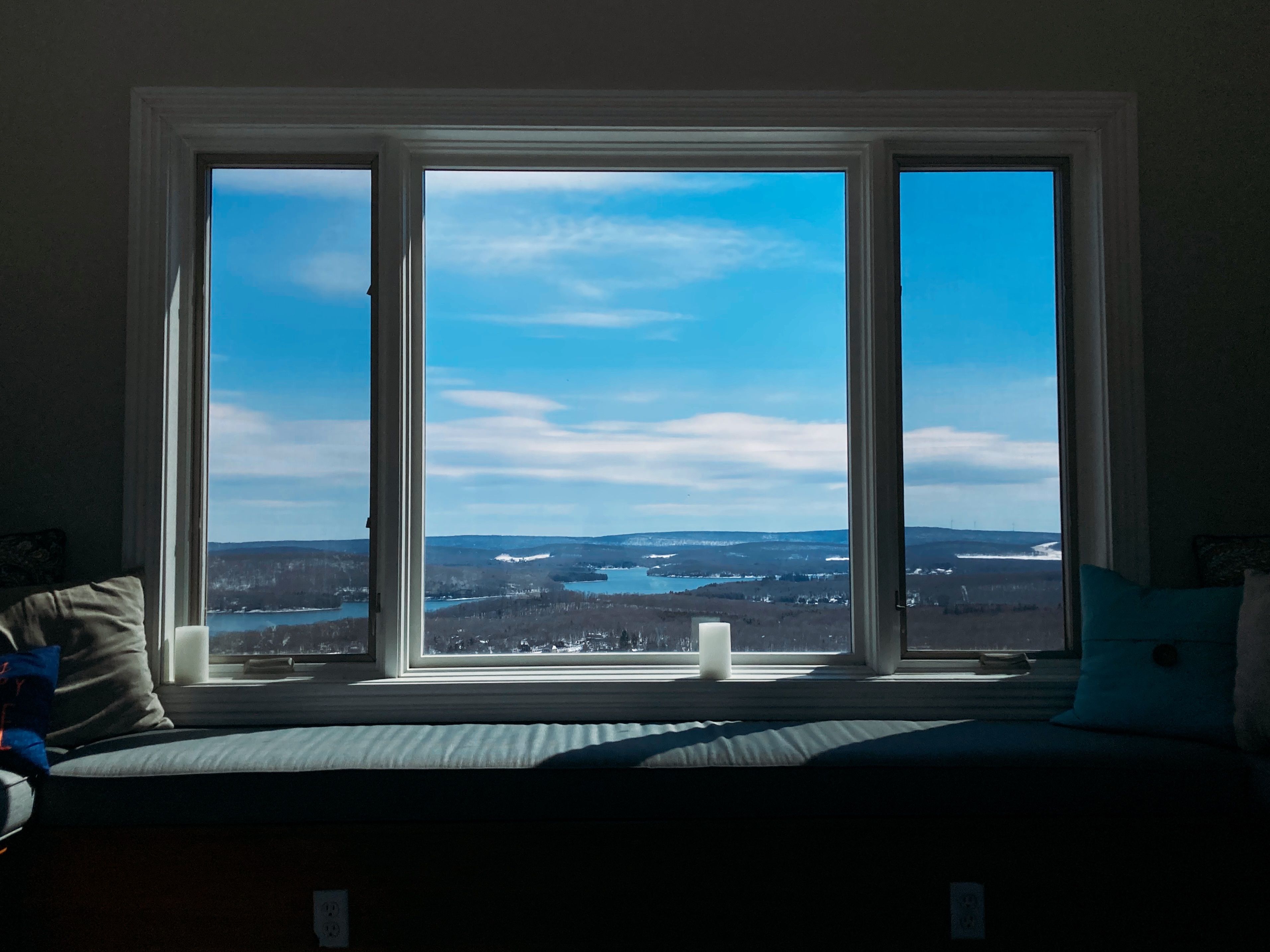 Ventana panorámica residencial con película solar